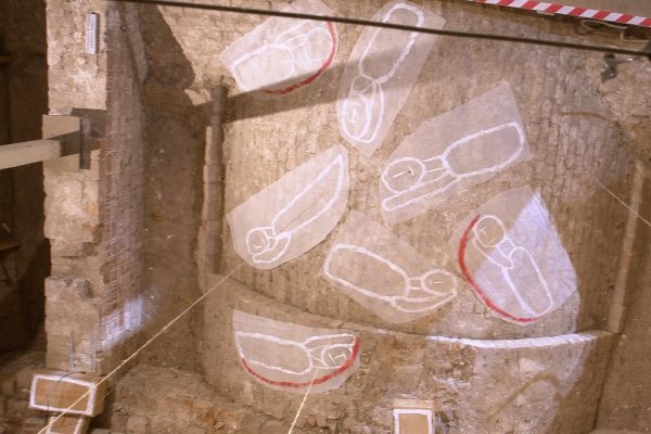 Анатолий Комелин. Спящие отроки Эфесские. Фрагмент экспозиции. Выставка ''На холмах'', 2015-2016. Павильон ''Руина'', Музей архитектуры имени А.В. Щусева, Москва. Фото из архива А. Комелина