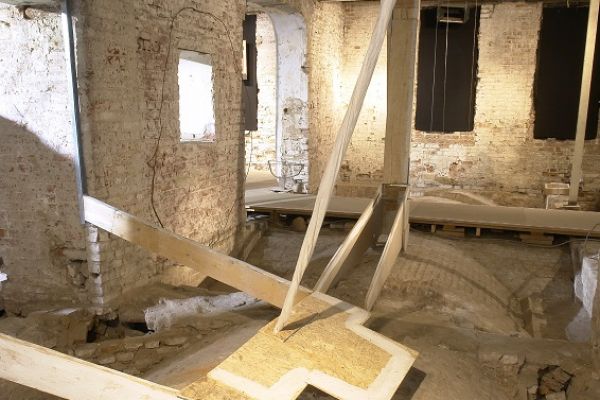 Анатолий Комелин. И упали на лица свои. Вариант экспозиции. Выставка ''На холмах'', 2015-2016. Павильон ''Руина'', Музей архитектуры имени А.В. Щусева, Москва. Фото из архива А. Комелина