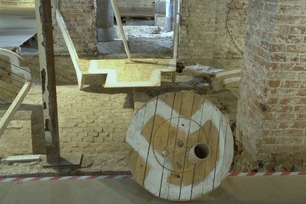 Анатолий Комелин. И упали на лица свои. Вариант экспозиции. Выставка ''На холмах'', 2015-2016. Павильон ''Руина'', Музей архитектуры имени А.В. Щусева, Москва. Фото из архива А. Комелина