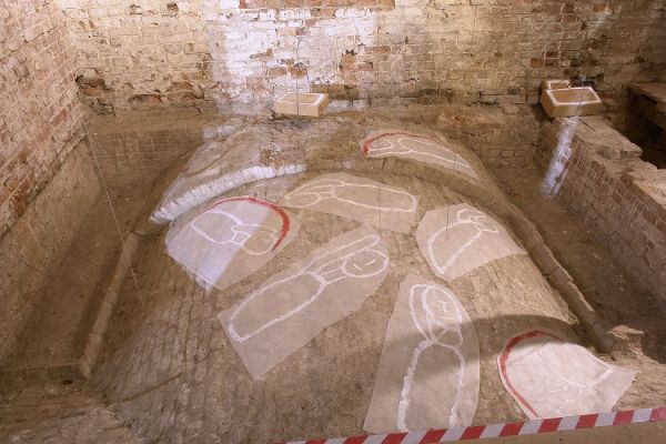 Анатолий Комелин. Спящие отроки Эфесские. Фрагмент экспозиции. Выставка ''На холмах'', 2015-2016. Павильон ''Руина'', Музей архитектуры имени А.В. Щусева, Москва. Фото из архива А. Комелина