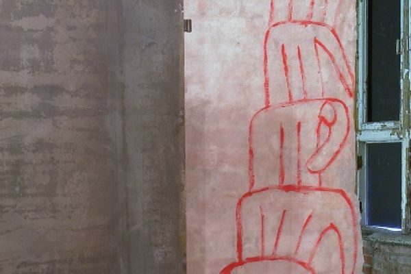 Анатолий Комелин. Слоны. Фрагмент экспозиции. Выставка ''На холмах'', 2015-2016. Павильон ''Руина'', Музей архитектуры имени А.В. Щусева, Москва. Фото из архива А. Комелина