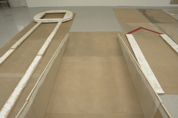 Анатолий Комелин. Проект ''Вертолетная площадка'', 2010. Фрагмент экспозиции. ''Малый Манеж'', Москва, 2010. Фото из архива А. Комелина