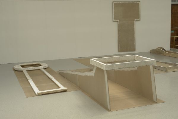 Анатолий Комелин. Проект ''Вертолетная площадка'', 2010. Фрагмент экспозиции. ''Малый Манеж'', Москва, 2010. Фото из архива А. Комелина