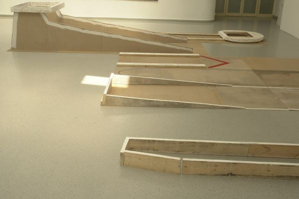 Анатолий Комелин. Проект ''Вертолетная площадка'', 2010. Фрагмент экспозиции. ''Малый Манеж'', Москва, 2010. Фото из архива А. Комелина