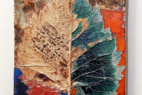 Работа Натальи Синёвой, фрагмент экспозиции выставки Ярко!