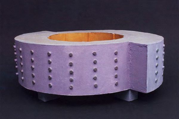 Игорь Шелковский. Дом с желтым двором, 2009. Картон, краска, 20х55х45 см.  Фото: каталог ''Игорь Шелковский'', Мультимедийный комплекс актуальных искусств, М., 2013