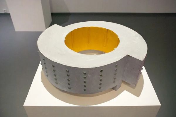 Игорь Шелковский. Дом с желтым двором (ракурс), 2009. Картон, краска, 20х55х45 см. Фото Ольги Данилкиной