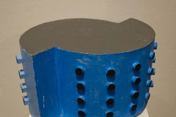 Игорь Шелковский. Элитный дом, 2009. Картон, краска, 25х28х24 см. Фото Ольги Данилкиной