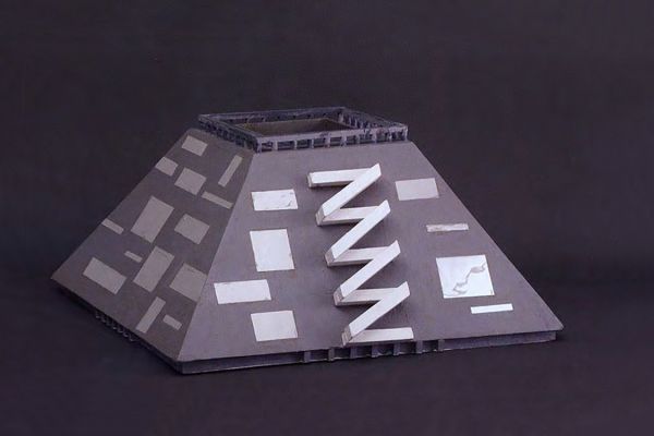 Игорь Шелковский. Музей современного искусства II, 2010. Дерево, краска, 30х60х59 см.  Фото: каталог ''Игорь Шелковский'', Мультимедийный комплекс актуальных искусств, М., 2013