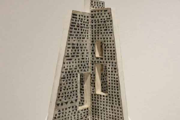 Игорь Шелковский. Небоскреб, 2006. Картон, краска, 54х45х37 см. Фото Ольги Данилкиной