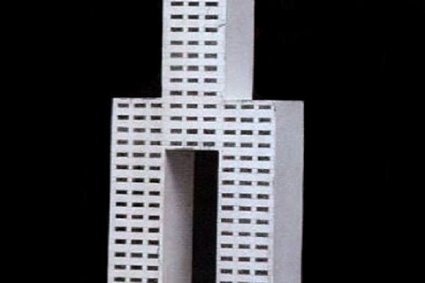 Игорь Шелковский. Небоскреб-подросток, 2009. Картон, краска, 68х45х18 см.  Фото: каталог ''Игорь Шелковский'', Мультимедийный комплекс актуальных искусств, М., 2013