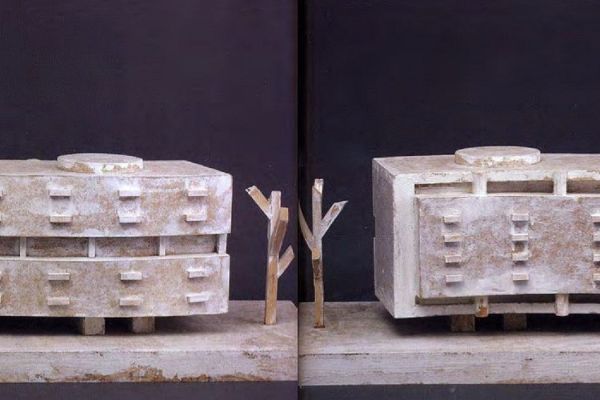 Игорь Шелковский. Воображаемый дом в окрестностях Цюриха, 2006. Дерево, картон, краска, 32х103х40 см.  Фото: каталог ''Игорь Шелковский'', Мультимедийный комплекс актуальных искусств, М., 2013