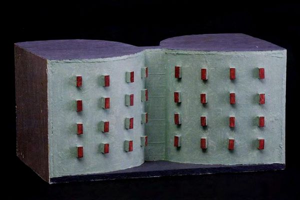 Игорь Шелковский. Зеленый дом, 2009. Картон, краска, 22х44х47 см.  Фото: каталог ''Игорь Шелковский'', Мультимедийный комплекс актуальных искусств, М., 2013