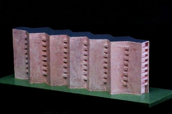 Игорь Шелковский. Жилой дом I, 2009. Картон, краска, 23х70х25 см.  Фото: каталог ''Игорь Шелковский'', Мультимедийный комплекс актуальных искусств, М., 2013