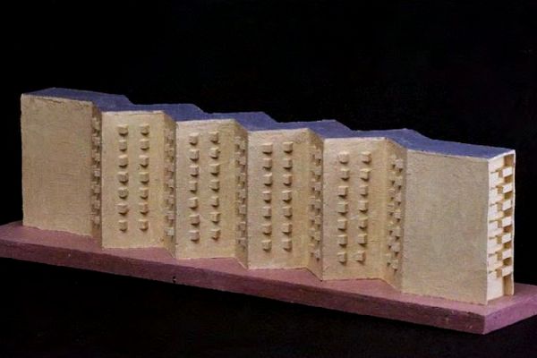 Жилой дом II, 2009. Картон, краска, 20х72х16 см.  Фото: каталог ''Игорь Шелковский'', Мультимедийный комплекс актуальных искусств, М., 2013