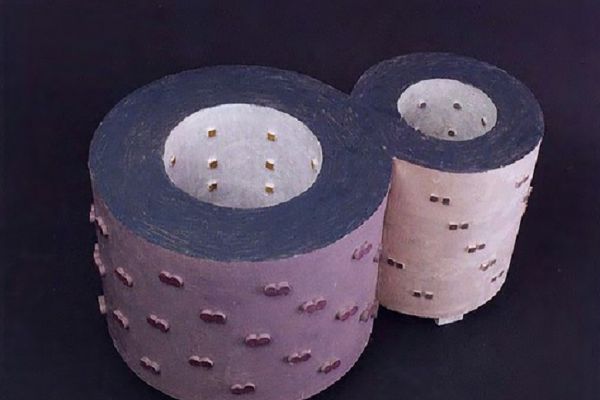 Жилые корпуса, 2006. Картон, краска, 31х60х40 см.  Фото: каталог ''Игорь Шелковский'', Мультимедийный комплекс актуальных искусств, М., 2013