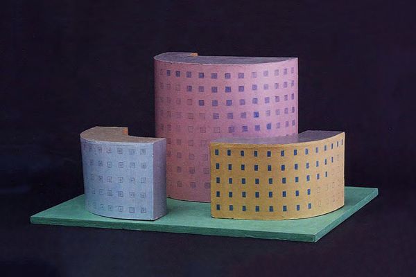 Игорь Шелковский. Живописный квартал, 2009. Картон, краска, 32х60х52 см.  Фото: каталог ''Игорь Шелковский'', Мультимедийный комплекс актуальных искусств, М., 2013