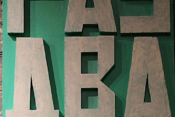 Игорь Шелковский. Из серии ''Поговорки'' 15, 2000-е. Дерево, краска, 60х40 см. Фото: kultproekt.ru