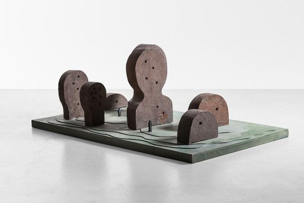 Игорь Шелковский. ''Памяти жертв сталинизма''. Макет памятника, 2007. Дерево, краска. Фото: Alina Pinsky Gallery 