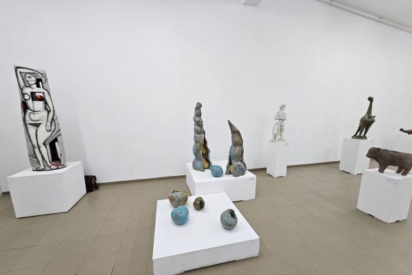 Экспозия выставки ''Творческим группам по керамике - 30 лет''. Фото Маргариты Камардиной. Фрагмент 7