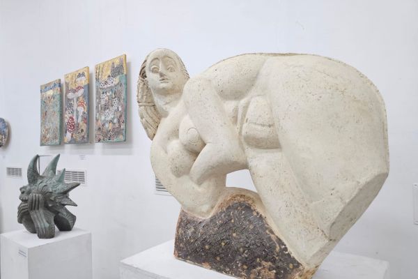 Экспозия выставки ''Творческим группам по керамике - 30 лет''. Фото Маргариты Камардиной. Фрагмент 11