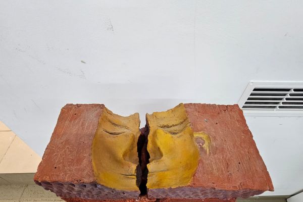 Экспозия выставки ''Творческим группам по керамике - 30 лет''. Фото Маргариты Камардиной. Фрагмент 2