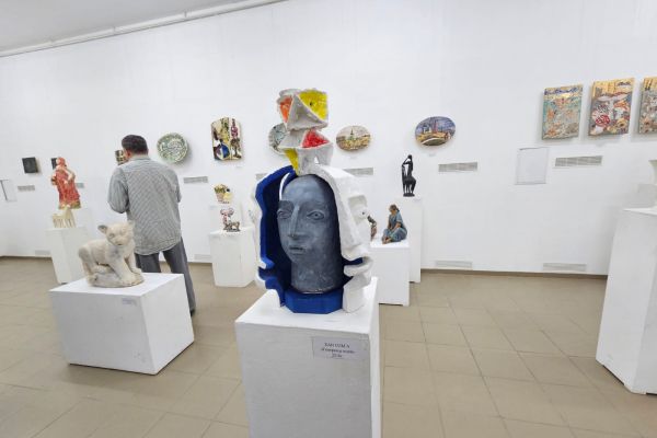 Открытие выставки ''Творческим группам по керамике - 30 лет''. Фото Маргариты Камардиной