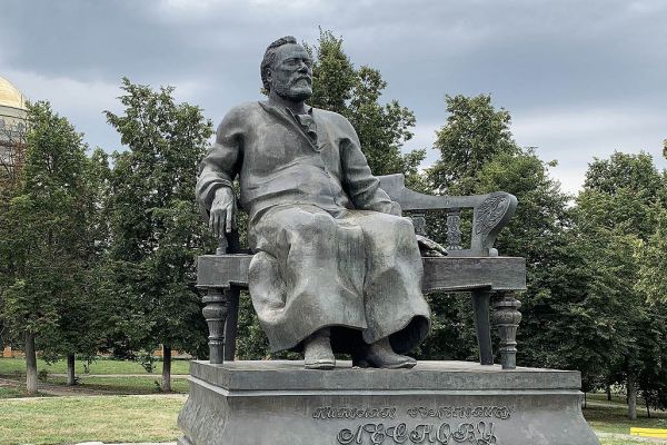 Ю.Г. и Ю.Ю. Ореховы. Памятник-ансамбль Н.С. Лескову, 1981. Бронза. Архитекторы В.А. Петербуржцев и А.В. Степанов. Орел. Фото Сергея Себелева