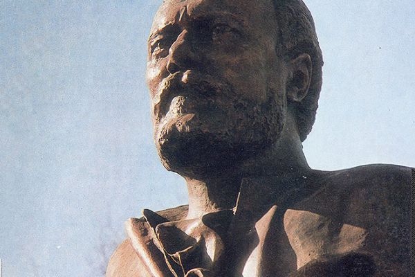 Ю.Г. и Ю.Ю. Ореховы. Памятник-ансамбль Н.С. Лескову, 1981. Фрагмент, бронза. Орел. Фото из альбома ''Ю.Г. и Ю.Ю. Ореховы. Памятник Н.С. Лескову'', М., ''Советский художник'', 1982