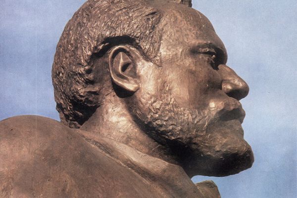 Ю.Г. и Ю.Ю. Ореховы. Памятник-ансамбль Н.С. Лескову, 1981. Фрагмент, бронза. Орел. Фото из альбома ''Ю.Г. и Ю.Ю. Ореховы. Памятник Н.С. Лескову'', М., ''Советский художник'', 1982