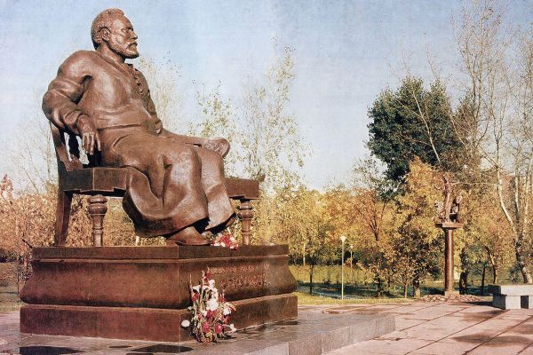 Памятник-ансамбль Н.С. Лескову, 1981. Бронза. Архитекторы В.А. Петербуржцев и А.В. Степанов. Орел. Фото из альбома ''Ю.Г. и Ю.Ю. Ореховы. Памятник Н.С. Лескову'', М., ''Советский художник'', 1982