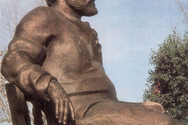 Ю.Г. и Ю.Ю. Ореховы. Памятник-ансамбль Н.С. Лескову, 1981. Фрагмент, бронза. Орел. Фото из альбома ''Ю.Г. и Ю.Ю. Ореховы. Памятник Н.С. Лескову'', М., ''Советский художник'', 1982