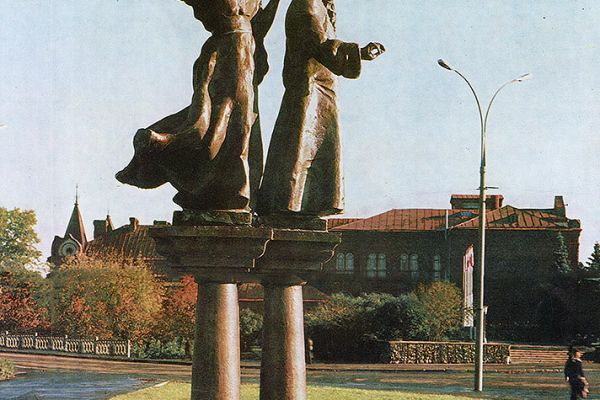 Повесть Н.С. Лескова ''Соборяне''. Бронза. Фото: альбом Ю.Г и Ю.Ю. Ореховы. Памятник Н.С. Лескову, М., Советский художник, 1982