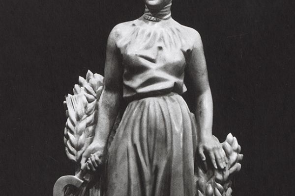 Ю.Г. и Ю.Ю. Ореховы. ''Хлеб'', 1983. Мрамор, высота 240 см. Для Мраморного зала Московского Кремля. Фото из архива Григория Орехова