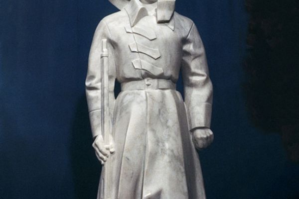 Ю.Г. и Ю.Ю. Ореховы. ''Красная Армия''1983. Мрамор, высота 240 см. Для Мраморного зала Московского Кремля. Фото из архива Григория Орехова