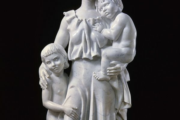 Ю.Г. и Ю.Ю. Ореховы. ''Мир'' (Материнство), 1983. Мрамор, высота 240 см. Для Мраморного зала Московского Кремля. Фото из архива Григория Орехова