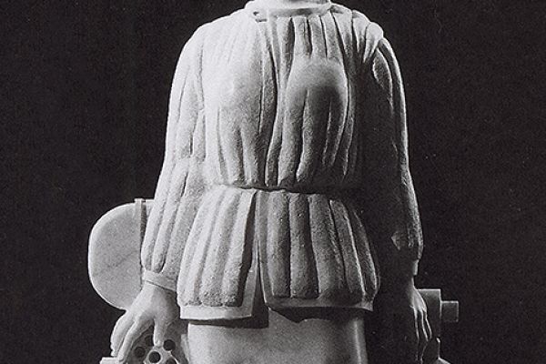 Ю.Г. и Ю.Ю. Ореховы. ''Тыл'', 1983. Мрамор, высота 240 см. Для Мраморного зала Московского Кремля. Фото из архива Григория Орехова