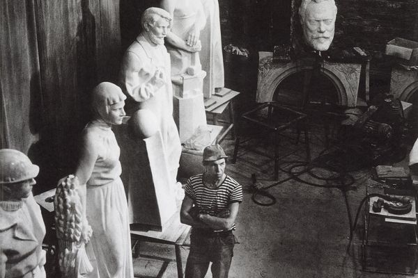 Юрий Орехов за работой над скульптурными композициями для Мраморного зала Московского Кремля, 1983