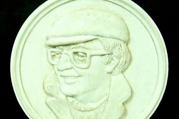 Александр Бурганов. ''Архитектор Алексей Гутнов'', 1995. Гипс, диаметр 13 см. Московский государственный музей ''Дом Бурганова''