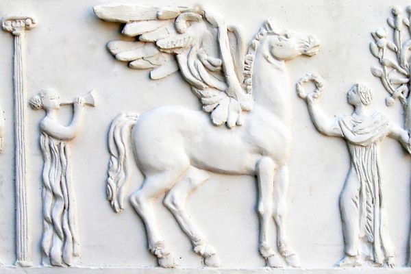 Александр Бурганов. ''Пегас и музы'', 2003. Масштабная модель к рельефам библиотеки искусств имени А.П. Боголюбова в Москве. Гипс, 18,5х61,23 см. Московский государственный музей ''Дом Бурганова''