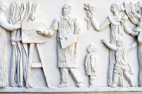 Александр Бурганов. Живопись, 2003. Масштабная модель к рельефам библиотеки искусств имени А.П. Боголюбова. Гипс, 19,5х42,2 см. Московский государственный музей ''Дом Бурганова''