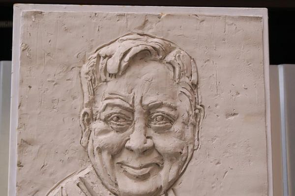 Александр Бурганов. ''Портрет Олега Табакова'', 2018. Композитный материал. Московский государственный музей ''Дом Бурганова'''