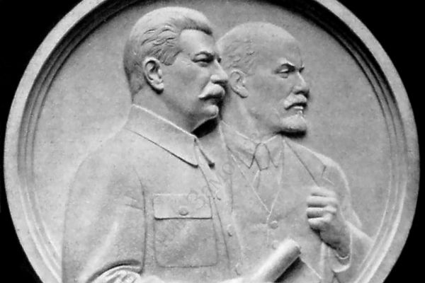 1938-v-i-lenin-i-i-v-stalin-barelef-s-1938-god-na-stantsii-ploshchad-reolyutsii-s-1949-na-stantsii-paveletskaya-posle-1953-demontirovan553917B0-DDDB-EEAD-A30C-E35D0340952A.jpg
