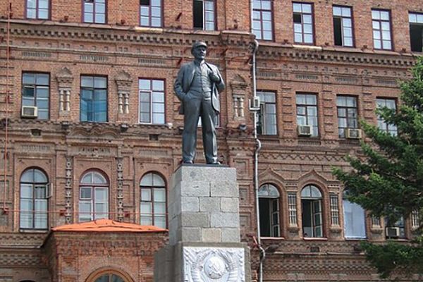 Матвей Манизер. Памятник В.И. Ленину, 1925. Бронза, камень, общая высота 700 см. Хабаровск. Фото: flickr.comp