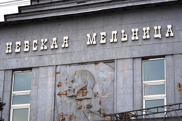 Матвей Манизер. 1925. ''В.И. Ленин''. Бетон. Рельеф на здании бывшей мельницы имени В.И. Ленина, С.-Петербург. Фото 2021 года. Автор фото: Е.В. Шудрова