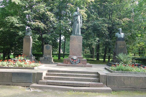 Матвей Манизер. 1928-1951 Мемориал семьи Ульяновых, 1928-1951. Бронза, гранит, чугун. Архитектор В.Д. Кирхоглани. Волково кладбище, С.-Петербург