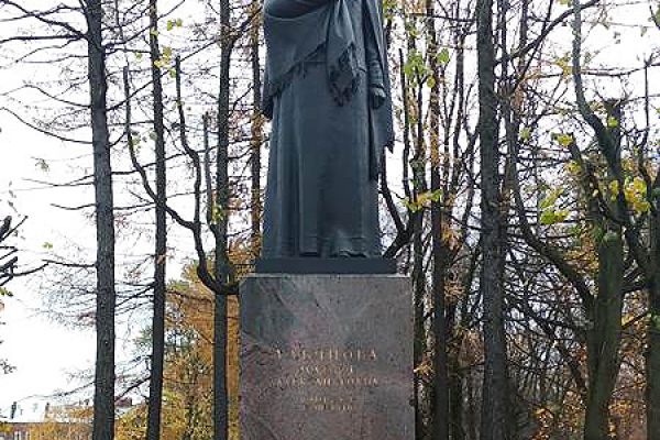 Матвей Манизер. 1951. Надгробный памятник М.А. Ульяновой. Гранит, бронза, 500х252х277 см, высота фигуры 250 см. Архитектор В.Д. Кирхоглани. С.-Петербург. Фото. Государственный музей городской скульптуры, С.-Петербург