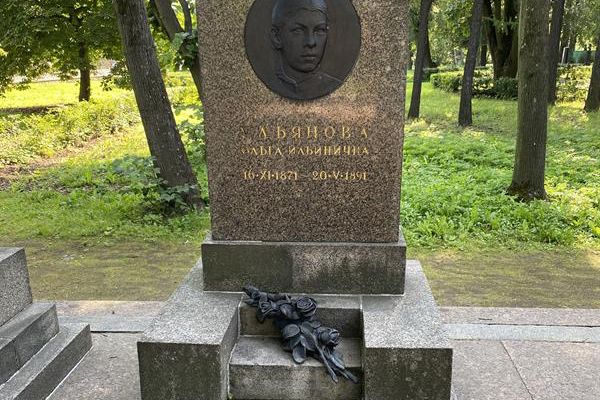 Матвей Манизер. 1951. Надгробный памятник О.И. Ульяновой (мемориал семьи Ульяновых). Гранит, бронза, чугун, 171х121х140 см. Архитектор В.Д. Кирхоглани. С.-Петербург. Фото Государственный музей городской скульптуры, С.-Петербург