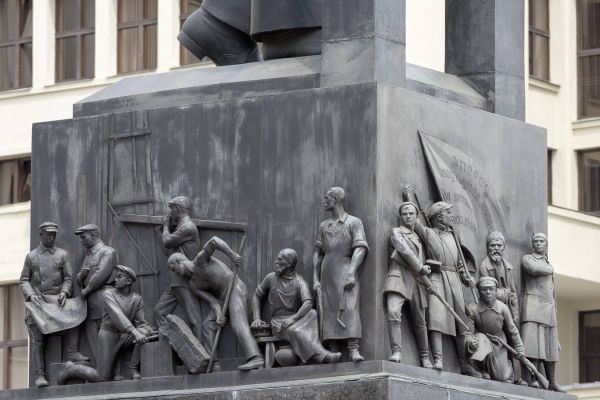 Матвей Манизер. 1933 Памятник В.И. Ленину. Горельефы. Бронза. Архитектор И.Г. Лангбард. Минск, Белоруссия. Фото: информационное агентство ''Красная Весна''