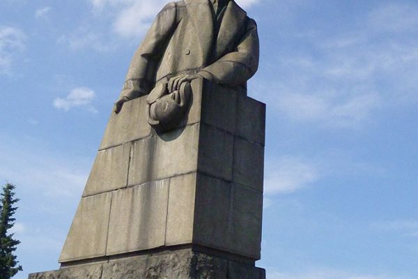 Матвей Манизер. 1933. Памятник В.И. Ленину. Гранит, высота скульптурной части 650 см, общая высота 1100 см. Петрозаводск, Карелия